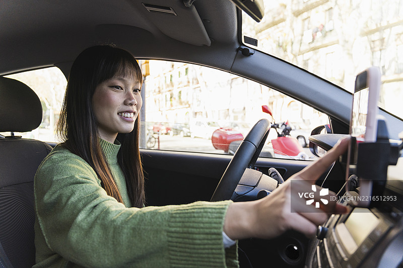 女性在车内使用智能手机导航图片素材