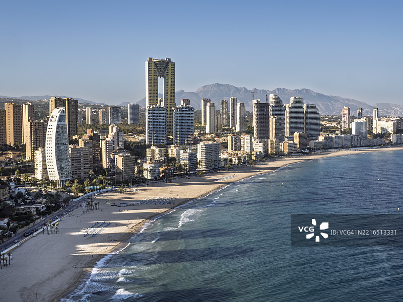 现代城市的高空视角，摩天大楼与地中海沿岸的沙滩相映成趣。西班牙贝尼多姆。图片素材
