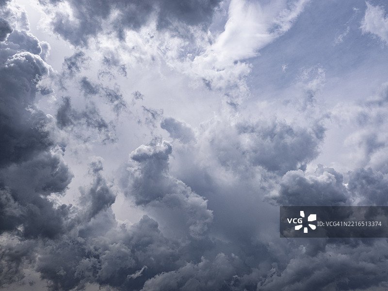 灰色天空的全景，乌云密布。图片素材