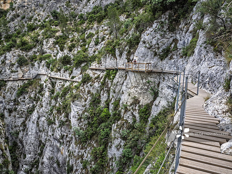 冒险旅游，高海拔峡谷中的木栈道，雷尔尤吊桥。图片素材