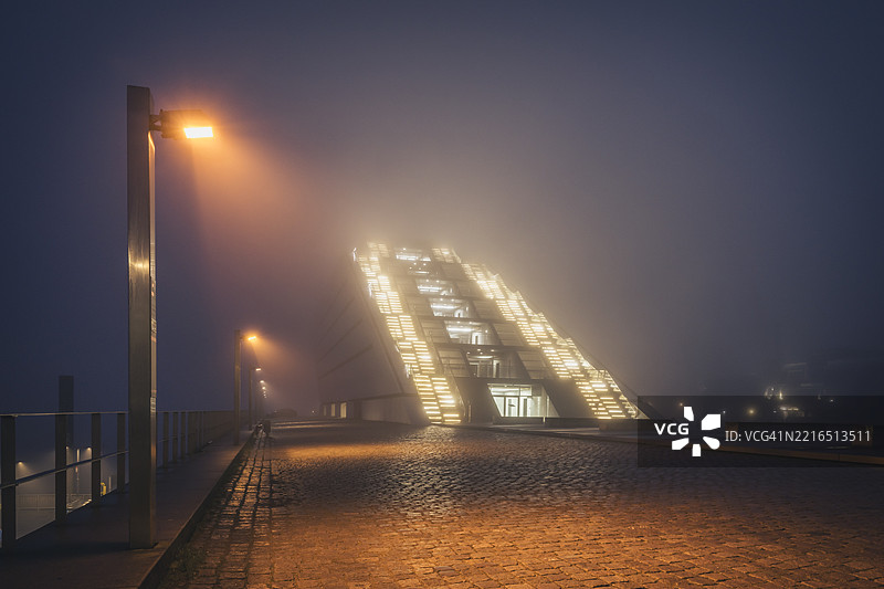 夜幕下雾中的汉堡灯光闪烁的码头办公大楼图片素材