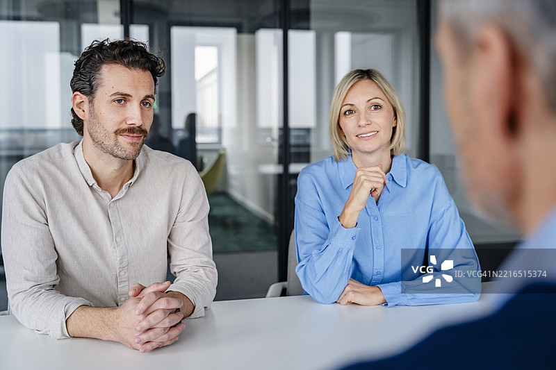 现代办公室中的商务会议，三人正在咨询。图片素材