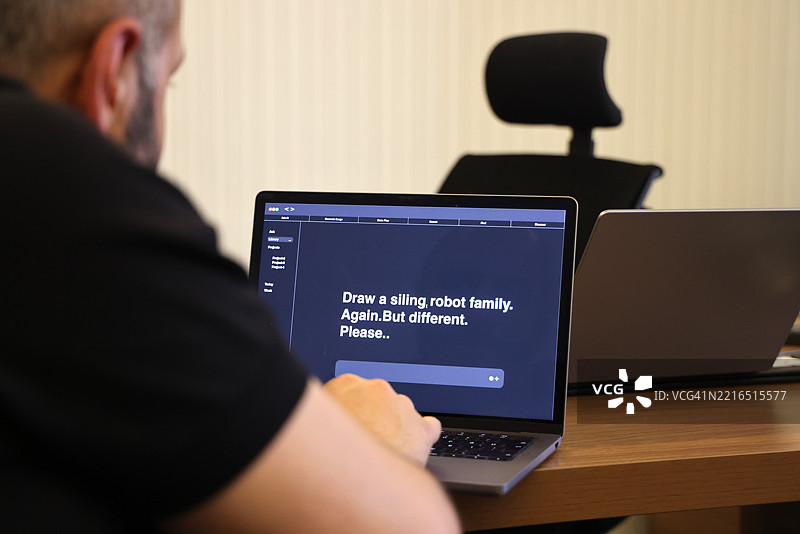 带有拼写错误的笔记本电脑屏幕上的人类输入AI提示图片素材