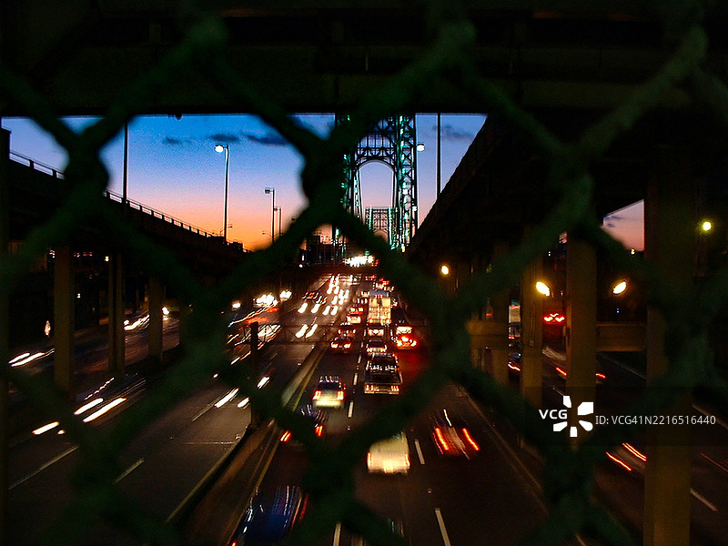 乔治·华盛顿大桥上的夜间繁忙交通图片素材