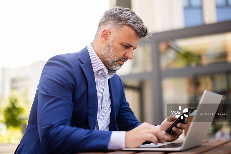 严肃的商人在户外管理业务图片素材