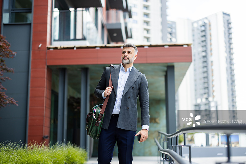 穿着得体的专业人士在繁忙的城市中穿行图片素材