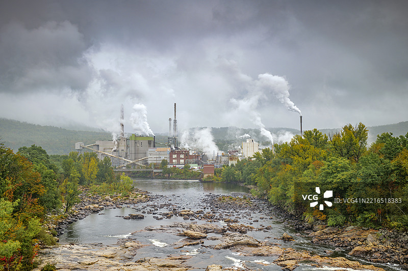 缅因州安德罗斯科金河旁的朗福德纸厂与烟囱图片素材