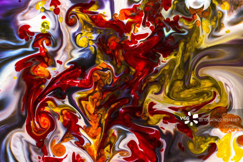 鲜艳的墨水和油泡在抽象图案中交融图片素材