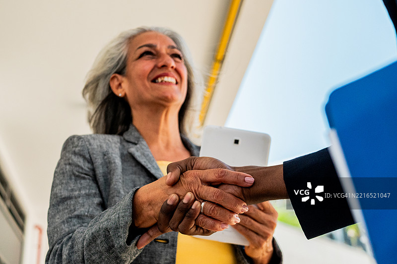 同事们握手的特写镜头图片素材