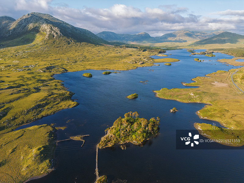 康尼马拉国家公园的鸟瞰图，包含十二棵松岛、德里克莱尔湖和十二本斯山脉或十二松树，爱尔兰图片素材