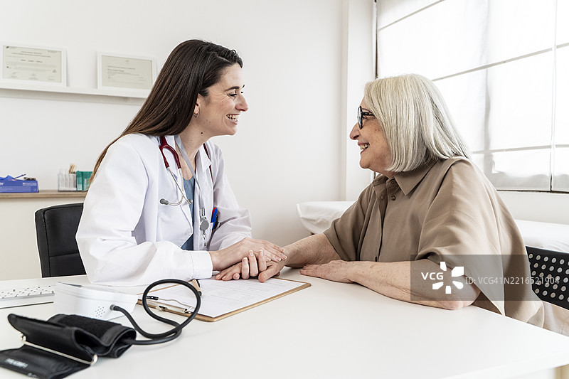 医生和患者在医疗办公室进行友好的咨询图片素材