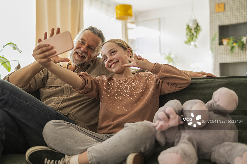 祖父和孙女在客厅自拍图片素材