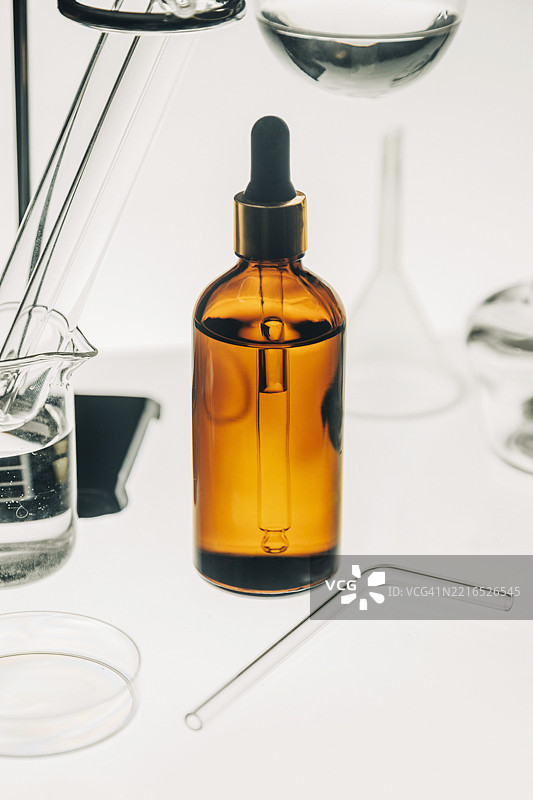 化学实验室环境中的琥珀色玻璃瓶和滴管，用于香水创作图片素材