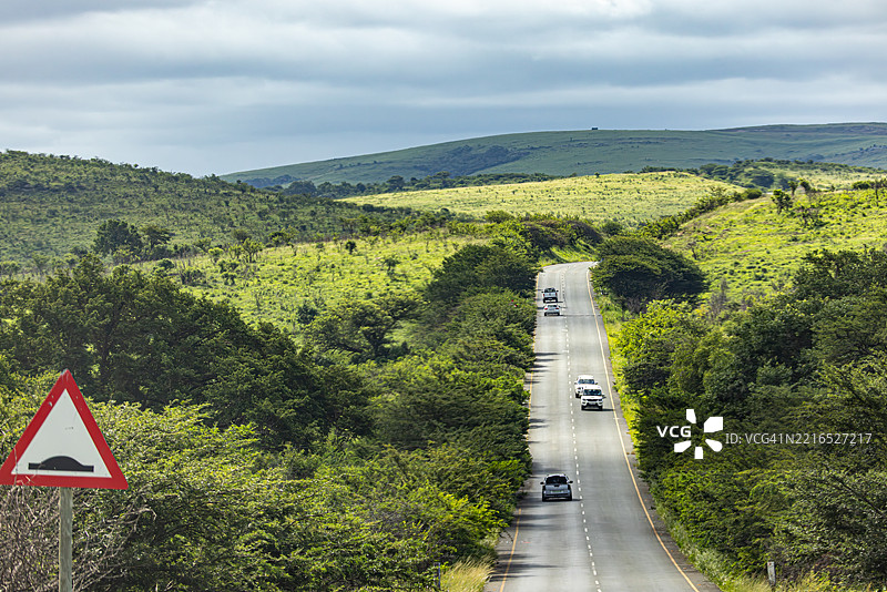 南非风景和绿色山丘中的乡村道路图片素材