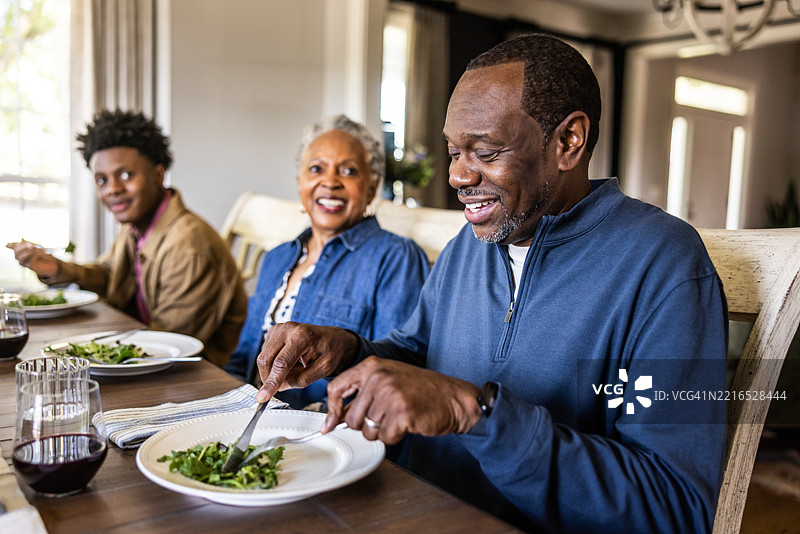 多代同堂的家庭在家中共进晚餐图片素材