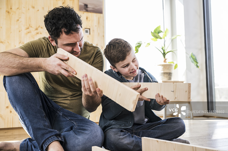 父亲和儿子一起享受高质量的木工时光图片素材