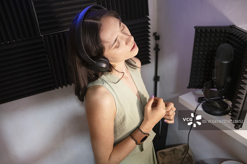 歌手在录音室录制他的歌曲图片素材