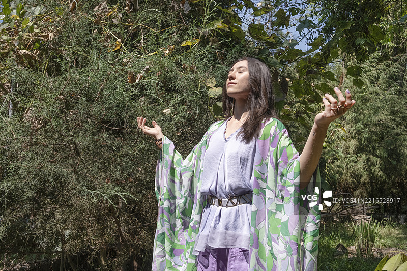 放松的女性图片素材