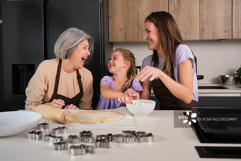 三代女性一起快乐地烘焙饼干图片素材