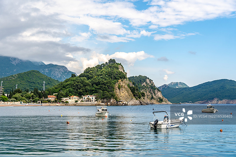 停泊在佩特罗瓦茨海岸的船只图片素材