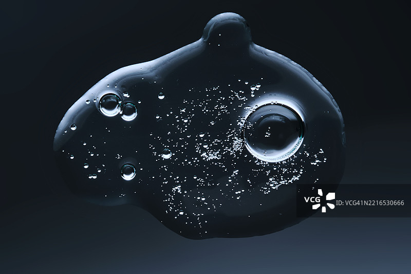 一滴带气泡的凝胶精华液 从下方的视角图片素材