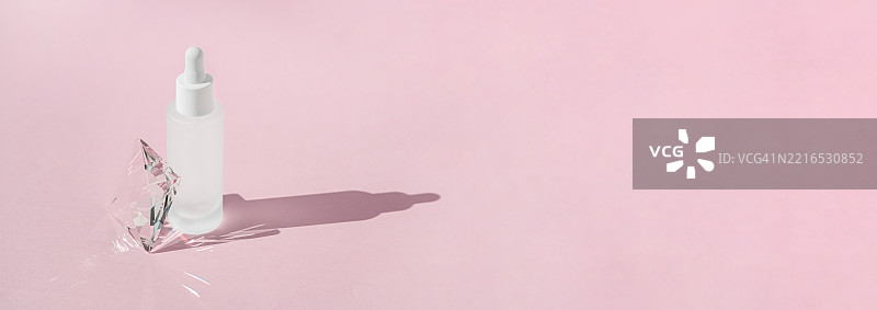 含有胶原蛋白和肽的白色瓶装精华护肤产品图片素材