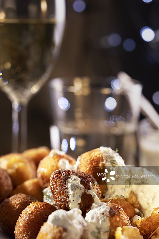 圆形炸马苏里拉奶酪条配酸奶黄瓜酱图片素材