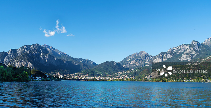 宁静的湖泊与山脉和清澈的天空，靠近莱科，科莫湖图片素材