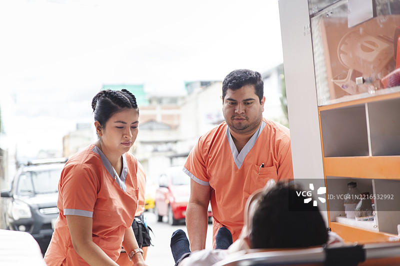 护士在户外的救护车内为患者提供医疗援助图片素材