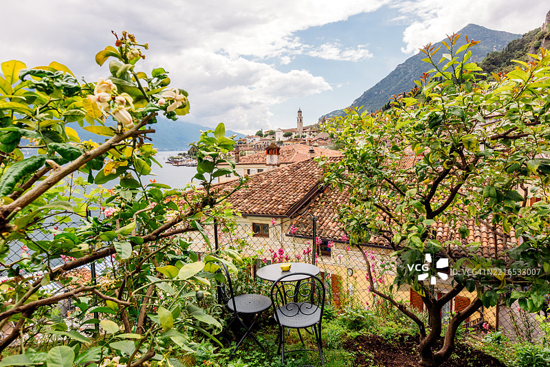 意大利伦巴第大区加尔达湖畔的利莫内镇风景，盛开的柠檬树。图片素材