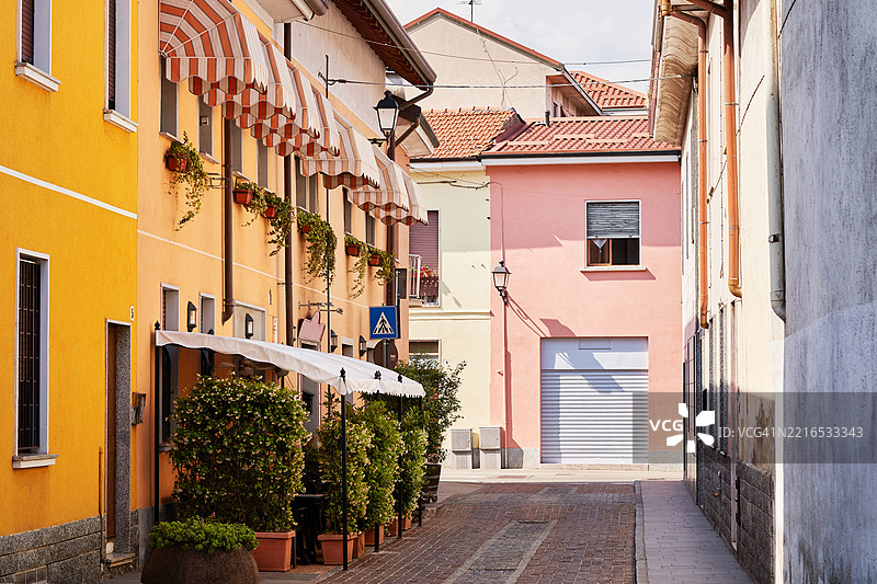 狭窄舒适的意大利街道上的户外餐厅露台，咖啡馆图片素材