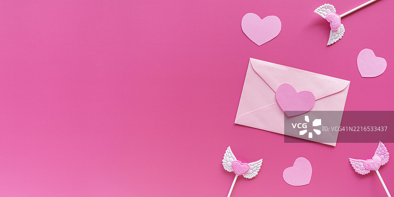 情人节横幅 粉色心形、装饰物、带信件的信封图片素材