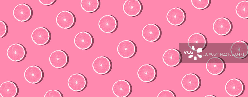 橙子片在多彩背景上的极简夏季概念图片素材