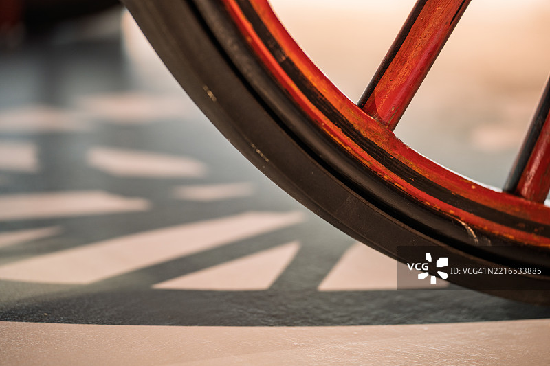 复古轮子的特写，突出地面上的精致细节和阴影图片素材