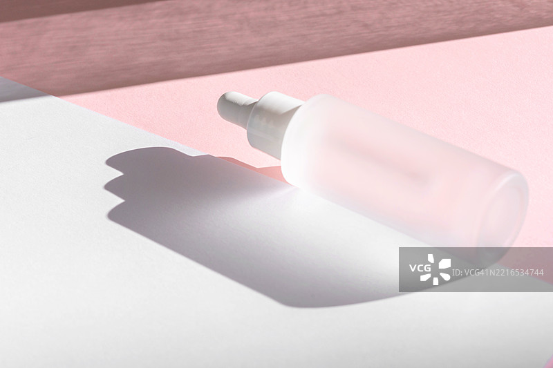 透明白色瓶中的含胶原蛋白和肽的精华油图片素材