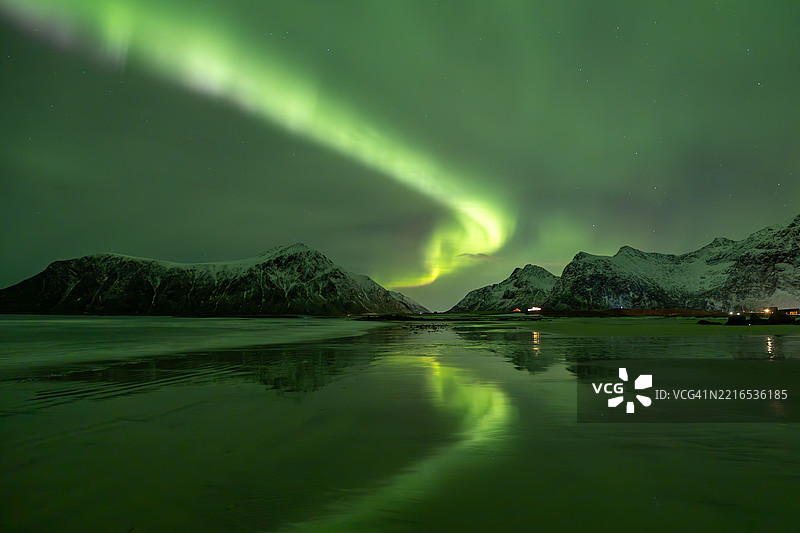 夜空下湖泊的美丽景色，挪威诺尔兰图片素材