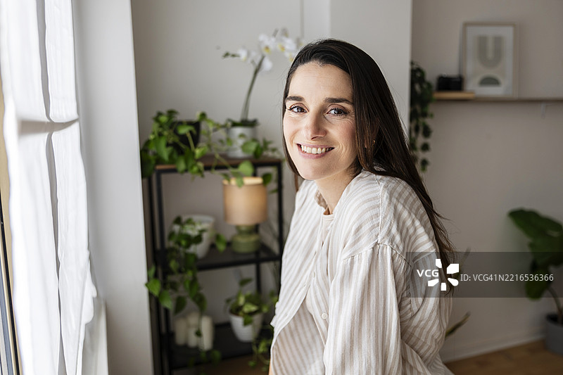 女人在舒适的客厅环境中微笑图片素材