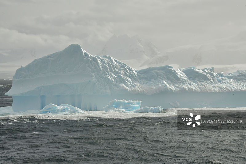 冰冻海面与天空的美丽景色图片素材