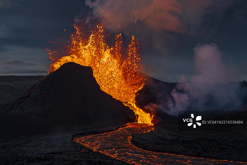 夜空下的篝火低角度视图图片素材