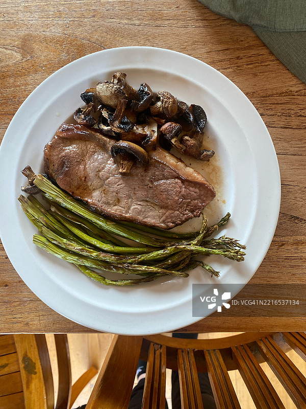 盘子里的牛排、蘑菇和芦笋，桌子上的美食，克莱莫里斯，爱尔兰图片素材