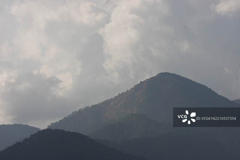 山脉剪影与天空的美丽景色图片素材