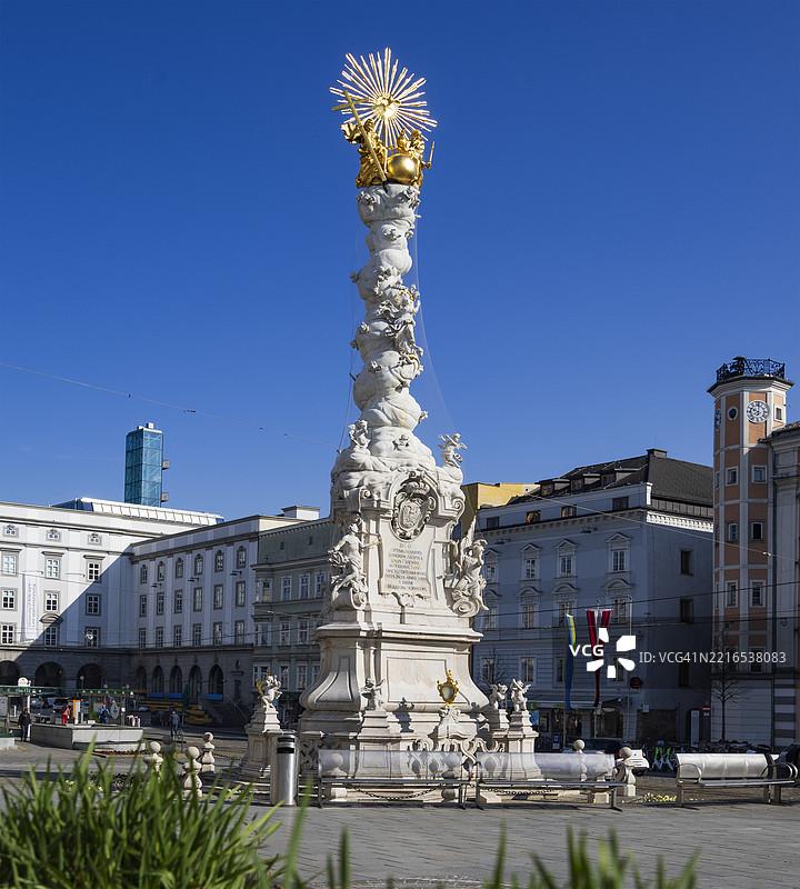 林茨上奥地利的主要广场上的三位一体柱在晴朗的日子里图片素材