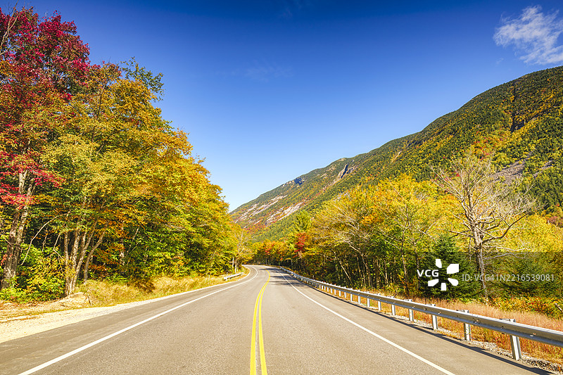 新罕布什尔州白山国家森林内的克劳福德峡谷风景驾驶，展示了生机勃勃的秋季树叶。图片素材