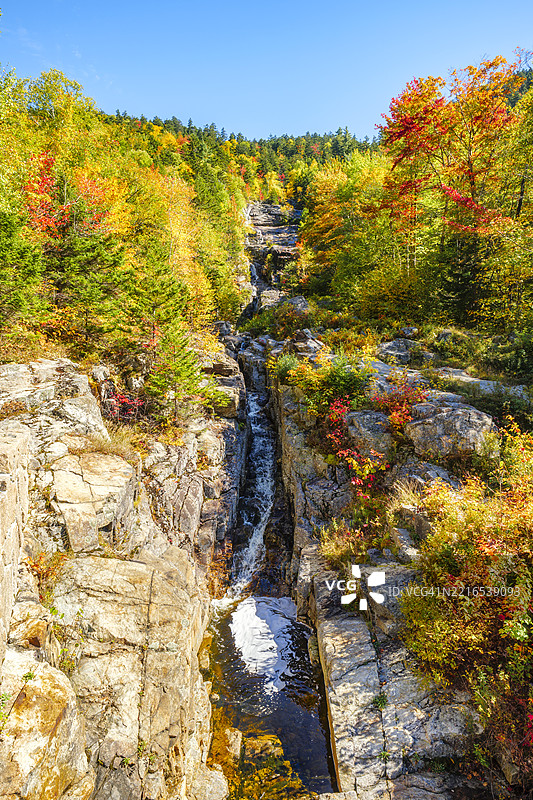 新罕布什尔州银瀑布的美丽景色，秋天的树叶色彩斑斓图片素材