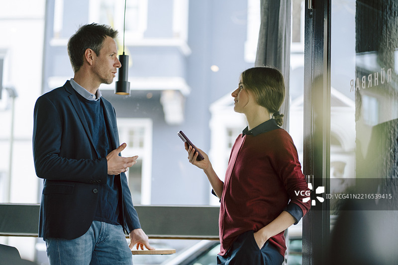 两个人在咖啡馆进行商务谈话图片素材