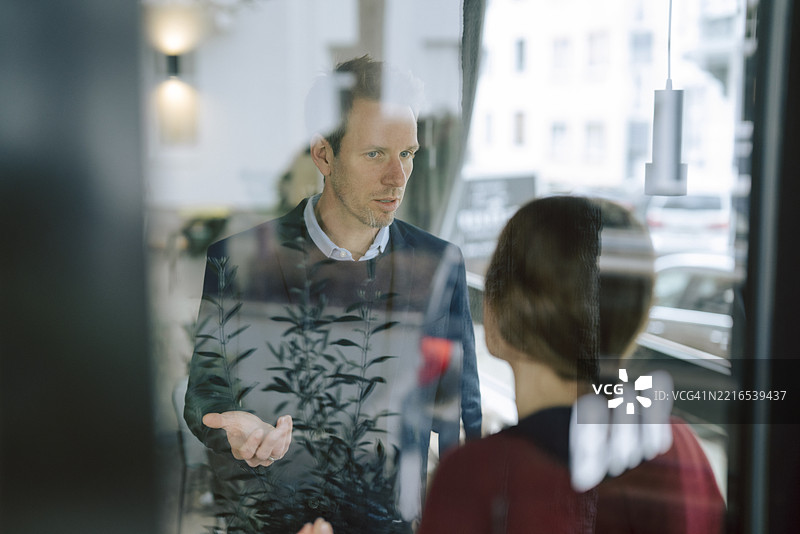咖啡馆内两人进行商务讨论图片素材