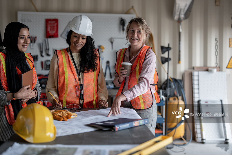 女性团队在工作坊中合作进行建筑项目图片素材