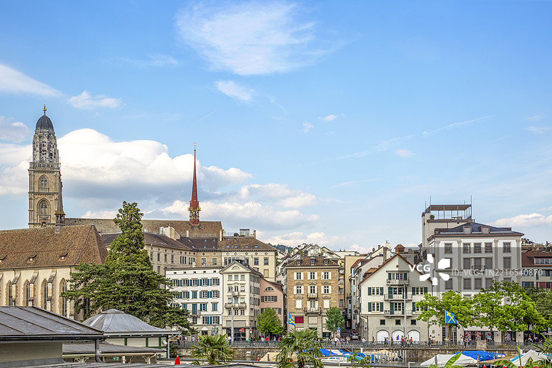瑞士苏黎世的格罗斯穆恩斯特教堂和老城区景观图片素材