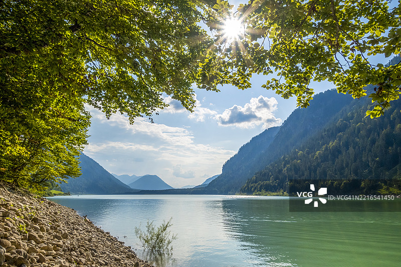 巴伐利亚，德国，阳光透射和氛围灯光下的西尔文施泰因湖美景图片素材