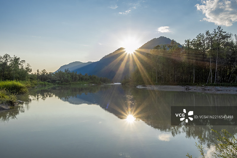 巴伐利亚伦格里斯的伊萨河美景，阳光透射和氛围灯光交织。图片素材